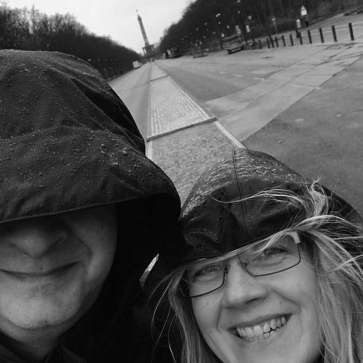Elle and her husband on a rainy day, standing on the Straße des 17. Juni's in Berlin